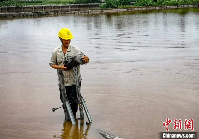 重庆电力工人水中抢险保供电遭暴雨袭击电力设备受损严重